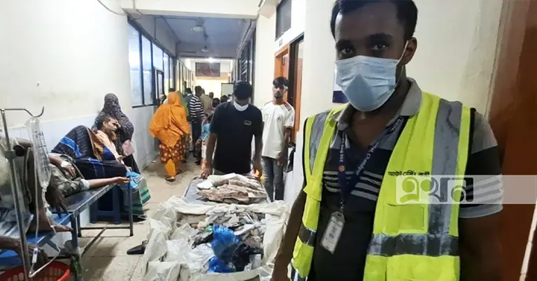 খসে পড়া পলেস্তারা সরিয়ে নেয়া হচ্ছে